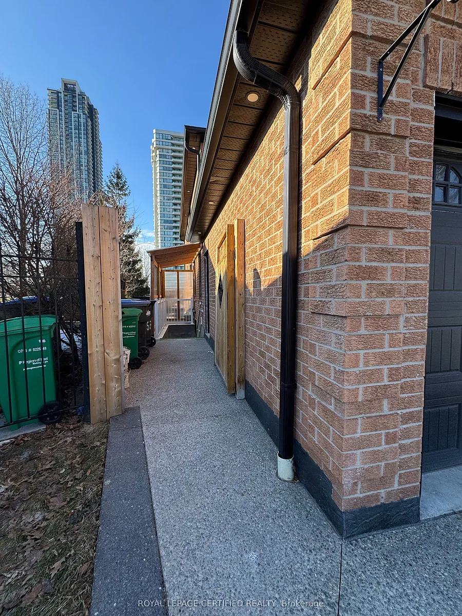 Building Photo - Italia Cres