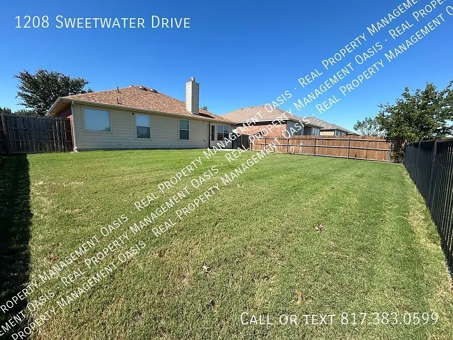 Exquisite 3 bedroom 2 bathroom home in a beautiful Burleson neighborhood. — Photo 2