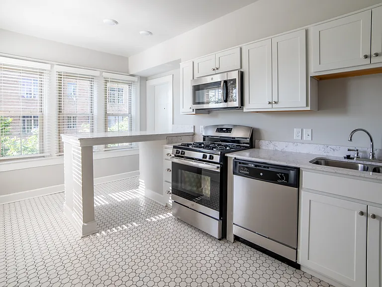 Buckingham & Balmoral Apartments — Photo 28