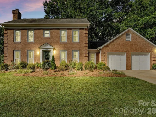 2010 Glendalough Ln, Matthews, NC 28105