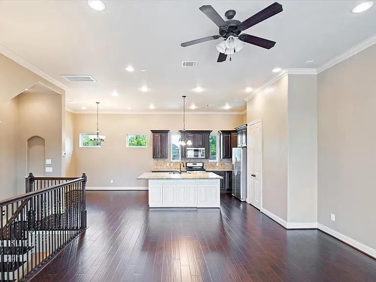 1520 Amundsen St — Photo 21
