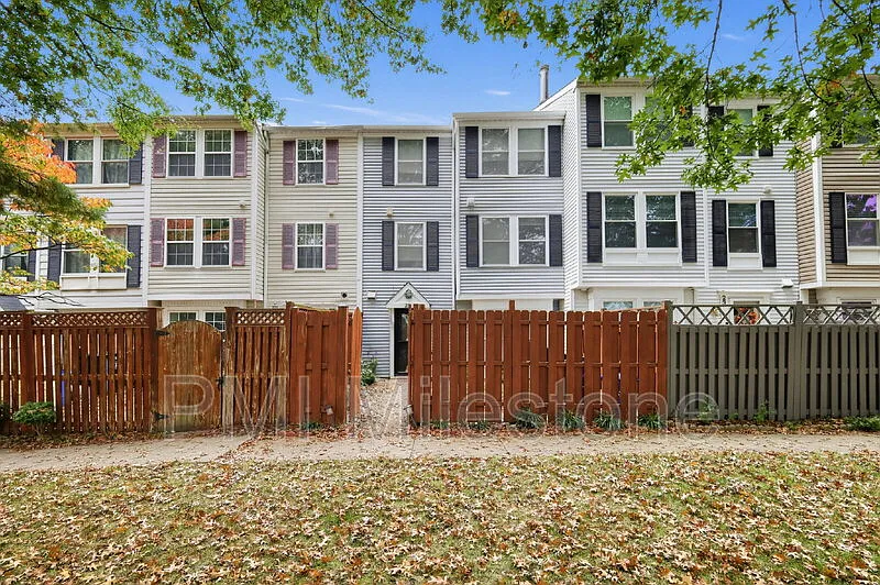 3 bed, 2.5 bath, 1604 sqft, $2,544 — Photo 2