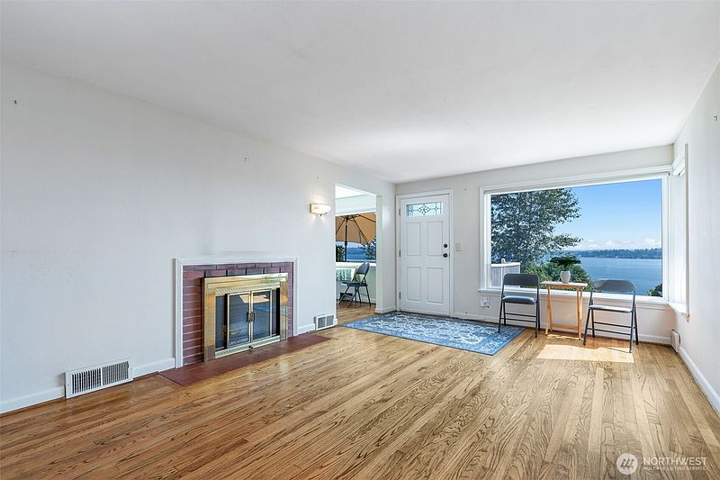 3rd image of 927 Lake Washington Blvd S