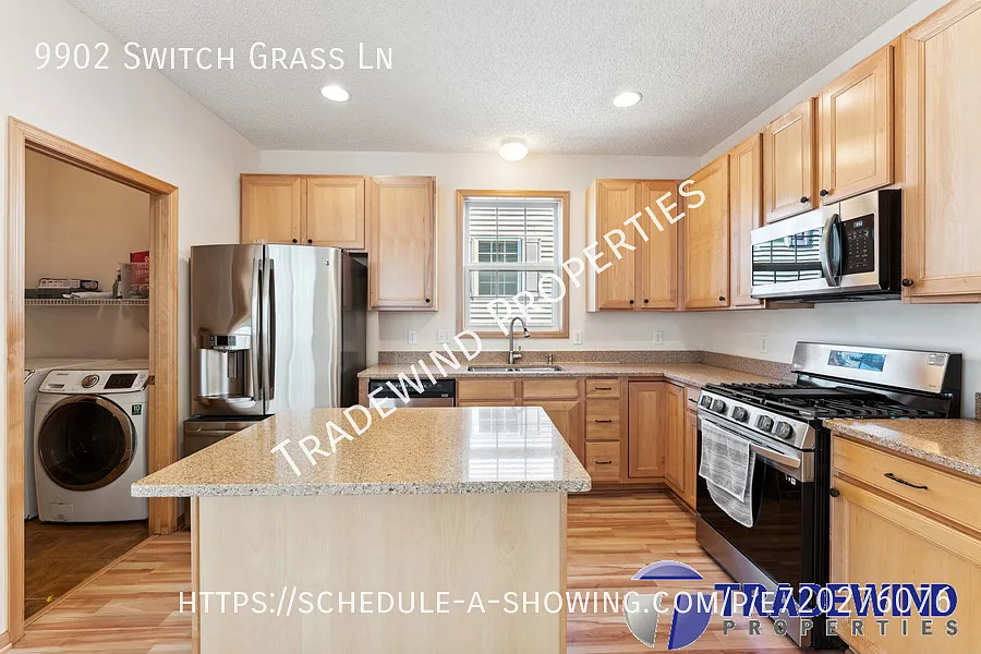 Wonderful 4 bed, 3.5 bath Townhome — Photo 2