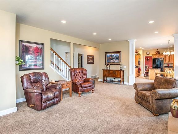 4th image of 885 Bluegrass Dr E