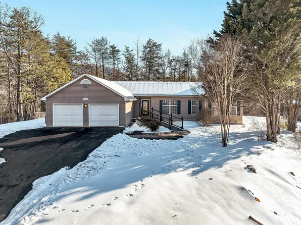 3120 Carvins Cove Rd, Salem, VA 24153