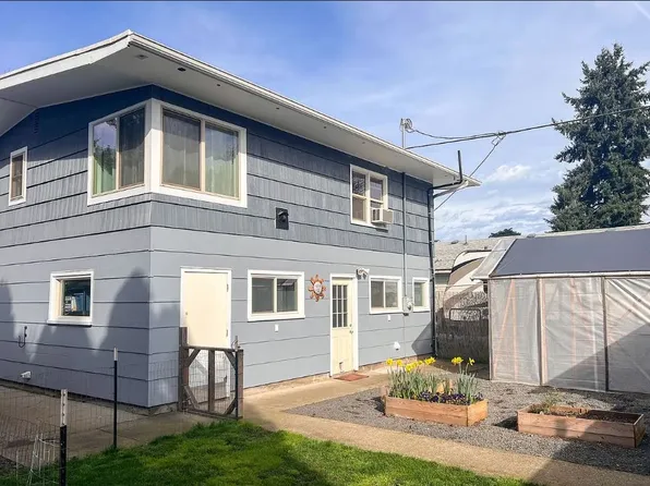 154 1/2 Cleveland St, Lebanon, OR 97355