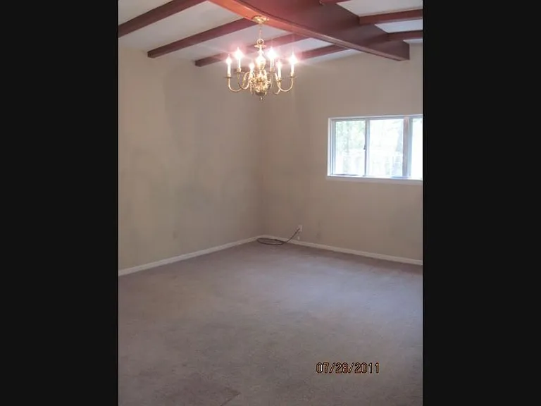 409 Oak St — Photo 13
