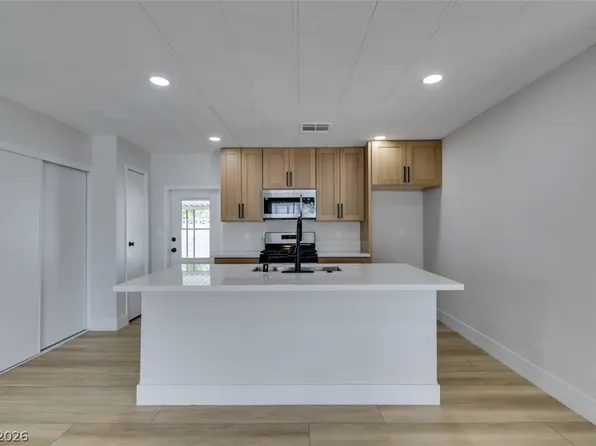 253 Sir Phillip St, Sunrise Manor, NV 89110