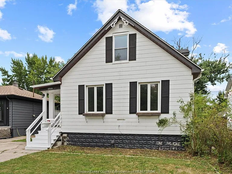 1533 Alexis Rd — Photo 2