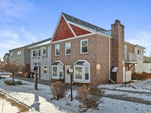 2211 Stonecroft DRIVE, Grafton, WI 53024