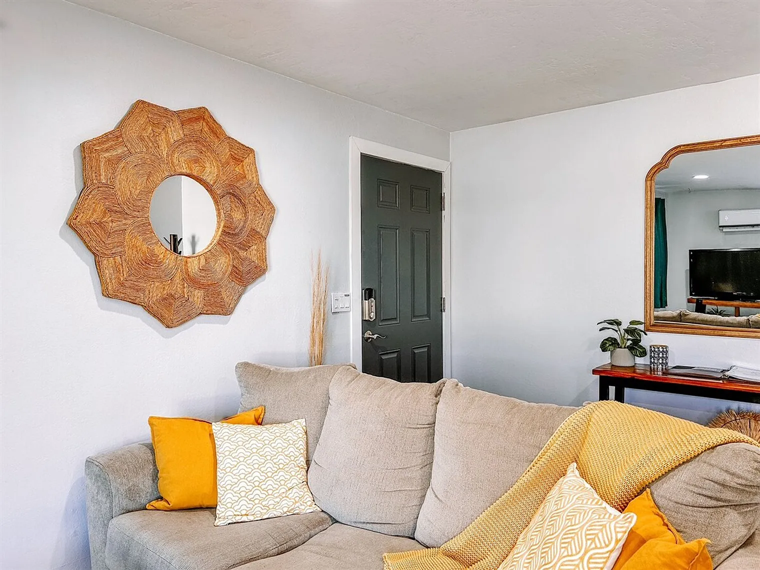 2 bed, 1.0 bath, 818 sqft, $3,947 — Photo 4