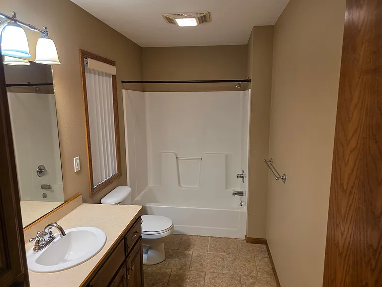 1702 Twin Oaks Dr — Photo 6