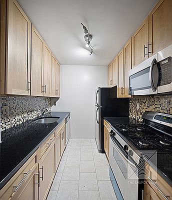 4th image of 201 E 36th St APT 2D