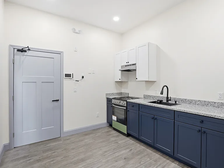 114 N Franklin St — Photo 14