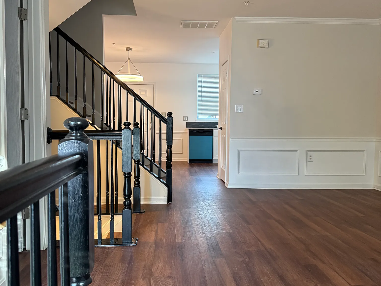 5 bed, 2048 sqft, $5,770 — Photo 4