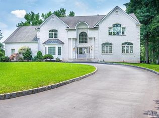 60 Sherwood Rd, Colonia, NJ 07067