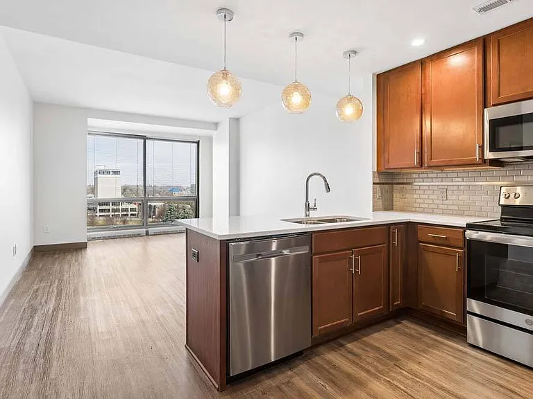 Midtown Crossing Apartments — Photo 111