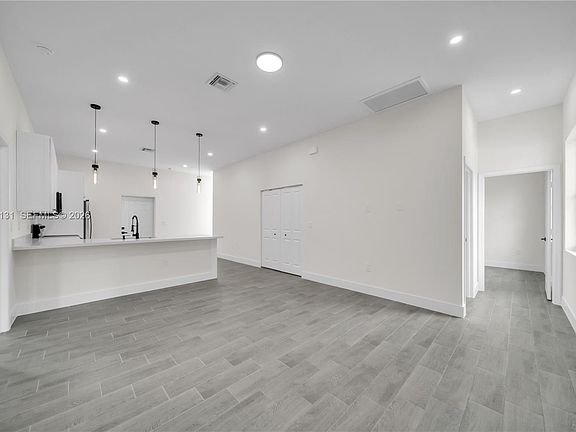 5th image of 707 Randall Ave