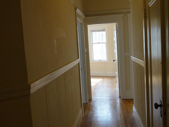 5th image of 1931 Oak St APT 4