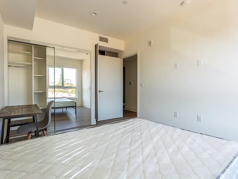 1450 S Barrington Ave — Photo 33