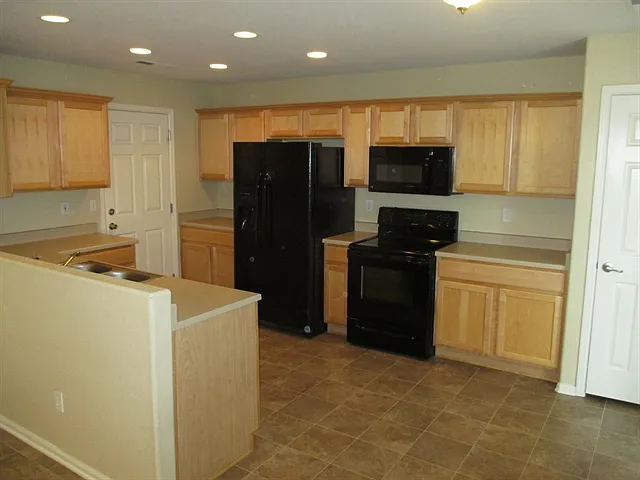 802 Sunrise Dr — Photo 3