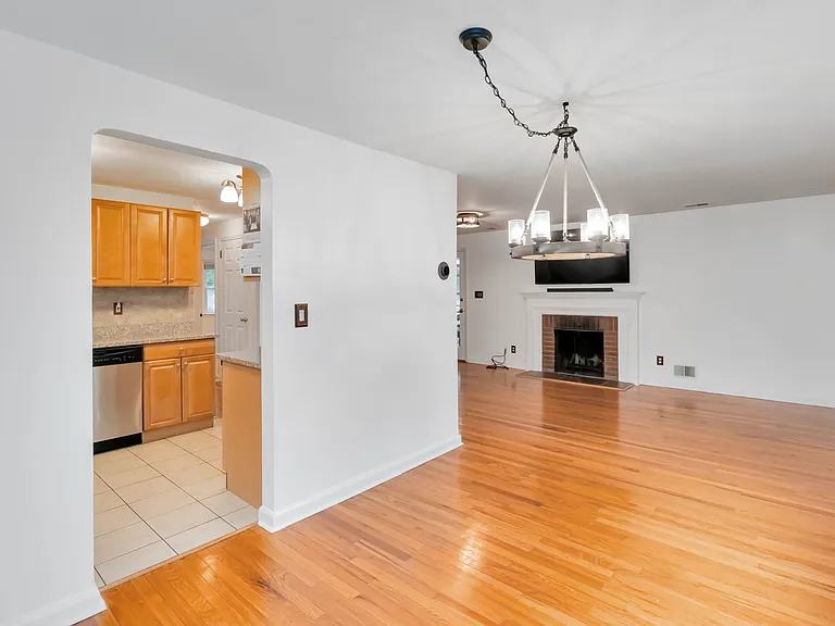 7 Evelyn Rd — Photo 8