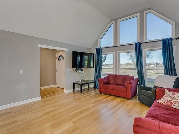 5th image of 328 N Cedarwood Dr