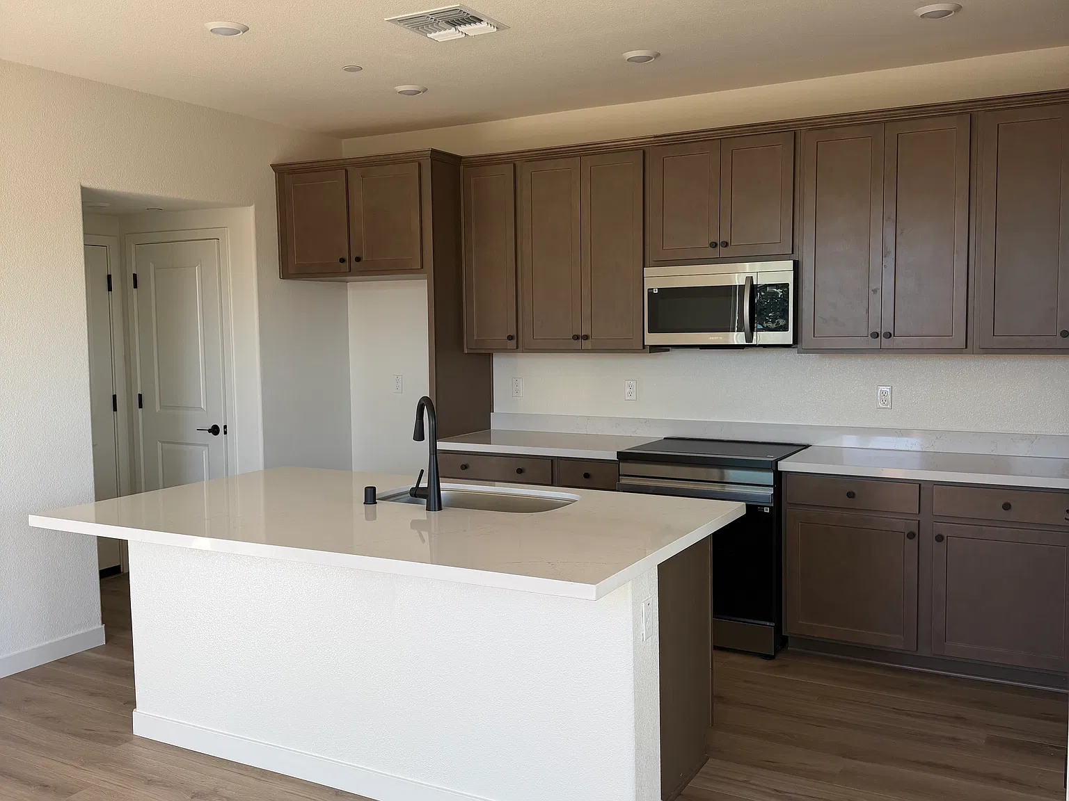 3 bed, 1565 sqft, $3,050 — Photo 4