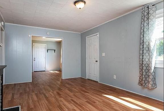 3rd image of 210 Pendleton Rd