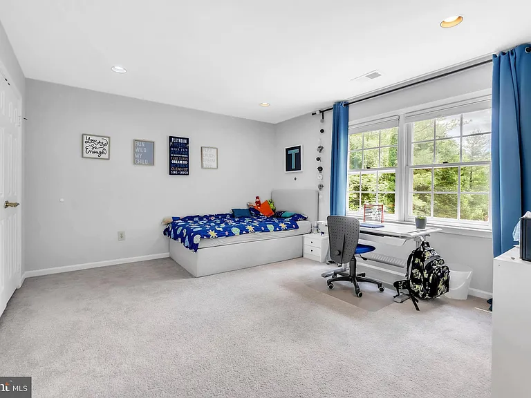 9708 Meyer Point Dr — Photo 16