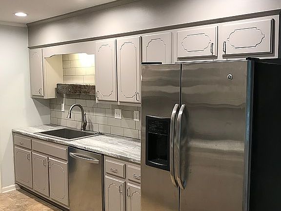 4th image of 2219 Thorncroft Dr