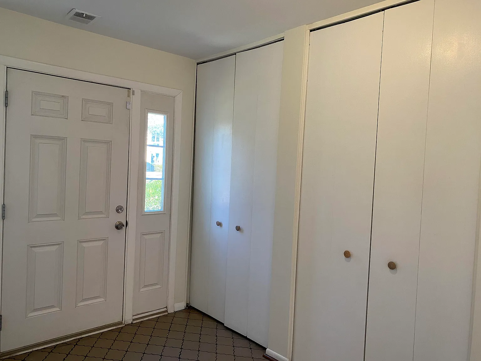 5 bed, 2264 sqft, $3,600 — Photo 2
