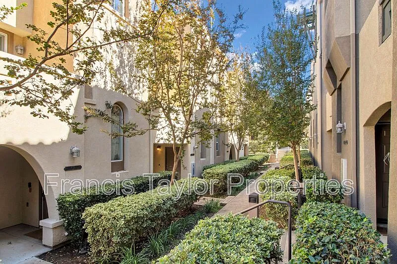 3 bed, 3.0 bath, 1238 sqft, $3,750 — Photo 3
