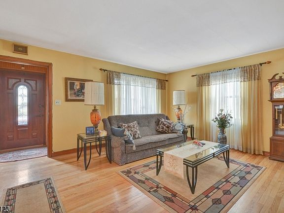 4th image of 374 Grace Ave