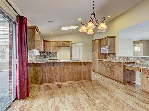 4th image of 906 Winther Blvd