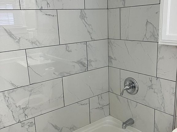 5th image of 515 E Saint Catherine St