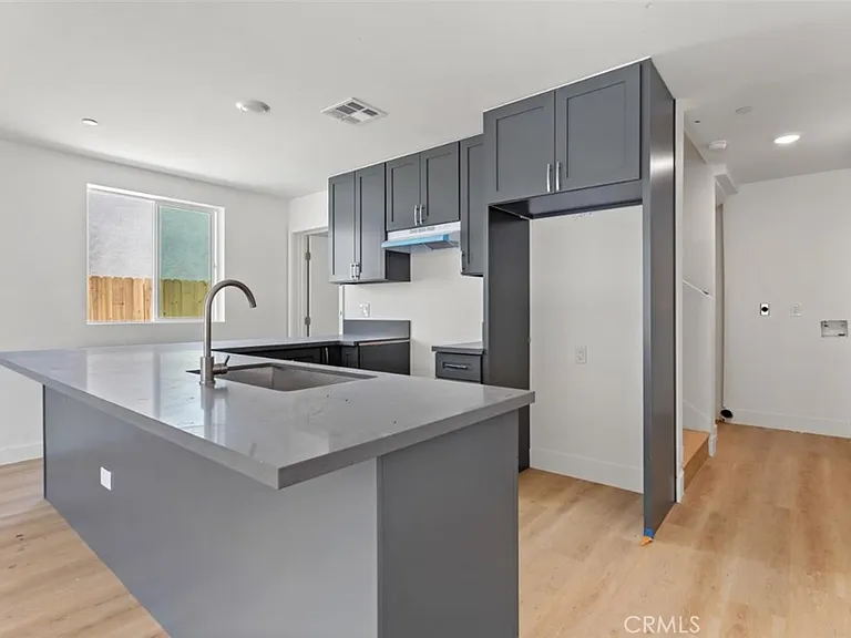 707 W 80th — Photo 13