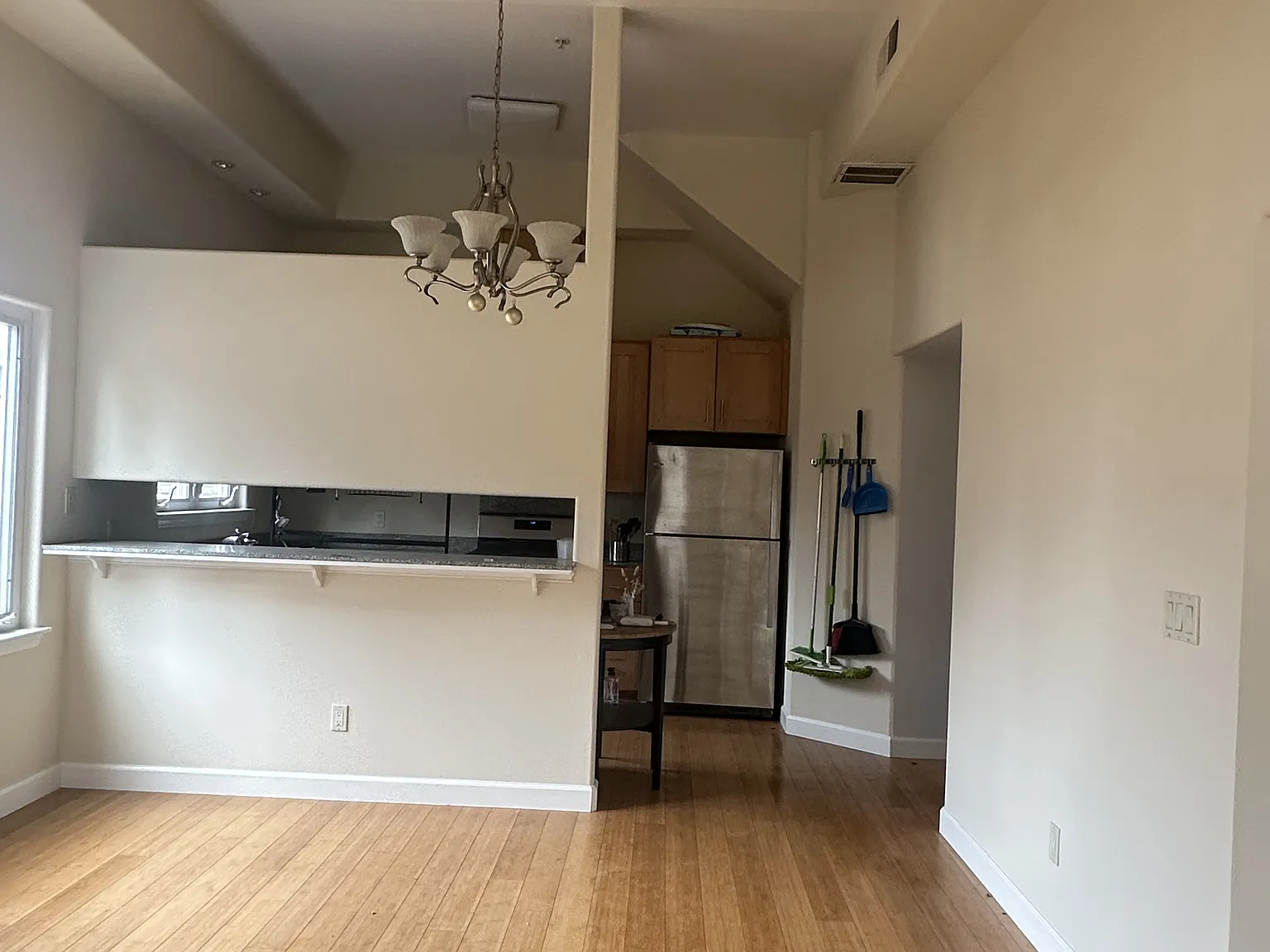 4 bed, 3.5 bath, 2000 sqft, $5,900 — Photo 1