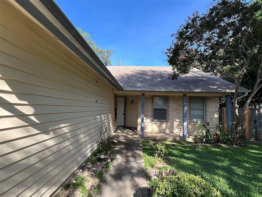 3 bed, 2.0 bath, 1598 sqft, $2,095 — Photo 2