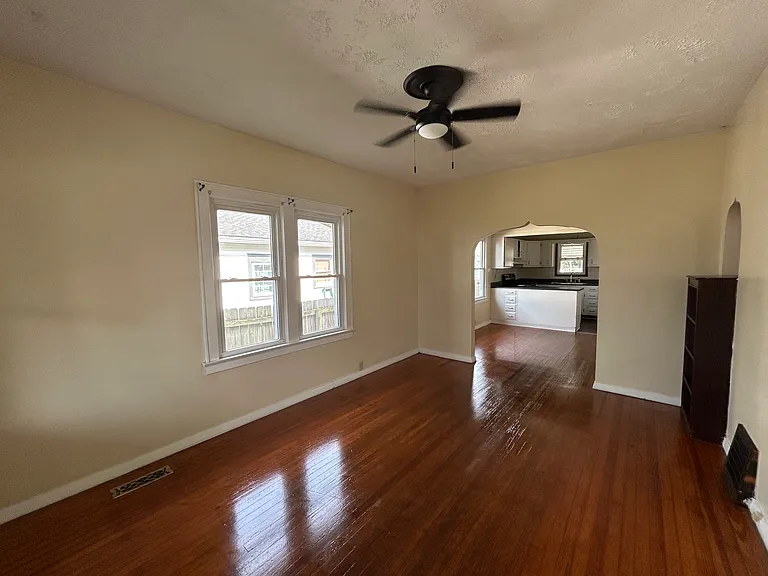 417 Richardt Ave — Photo 3