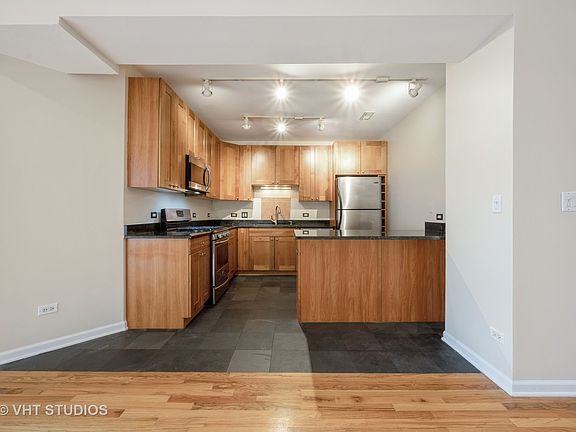 3rd image of 657 W Fulton St Unit 401