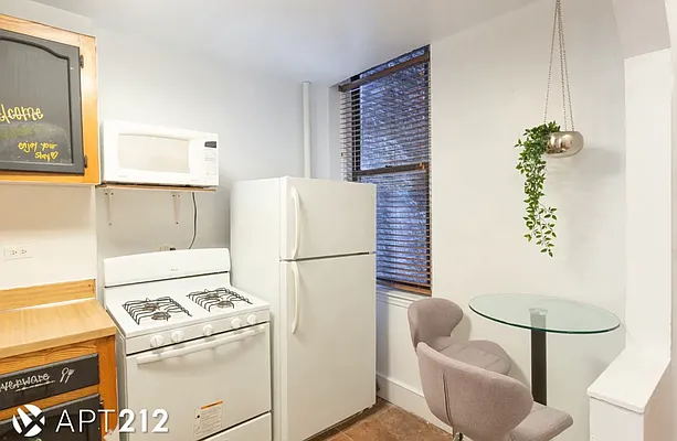 Rented by APT212 INC | media 9