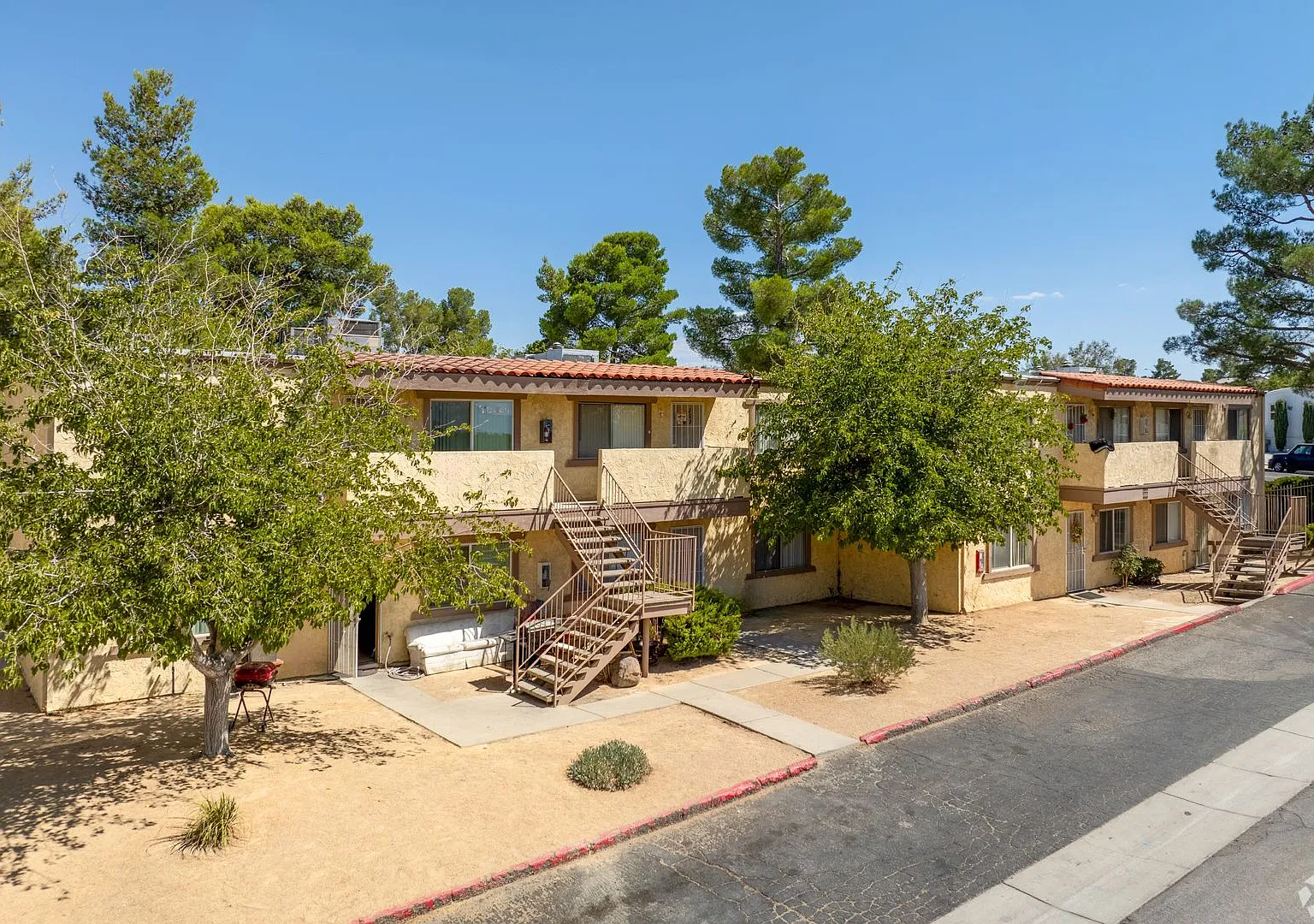 2 bd / 1 ba Apartment in Victorville — Photo 1