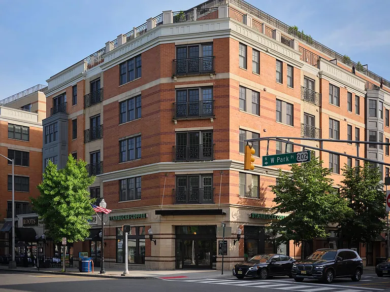 Minutes from Morristown's shopping, dining, and entertainment, with easy access to NYC, The Metropolitan at 40 Park has it all.
