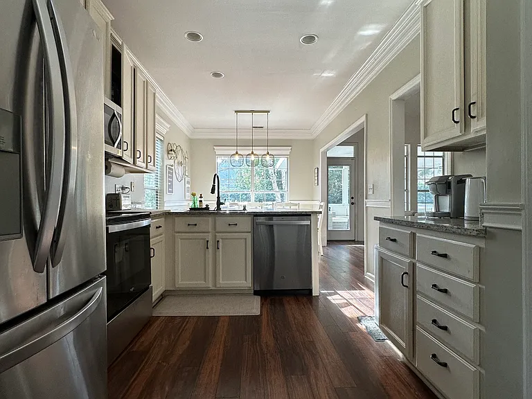 545 Pritchards Point Dr — Photo 7