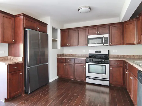 281 Navajo Dr, Bolingbrook, IL 60440