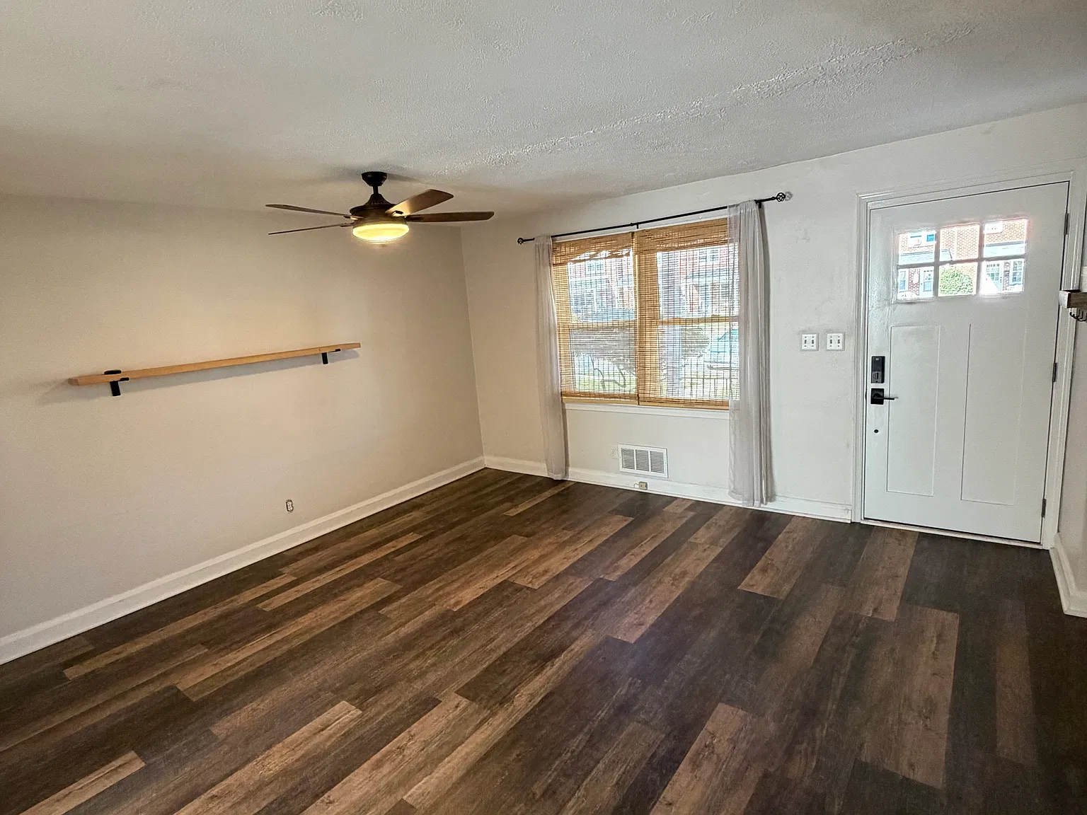 3 bed, 1.5 bath, 1672 sqft, $2,590 — Photo 2
