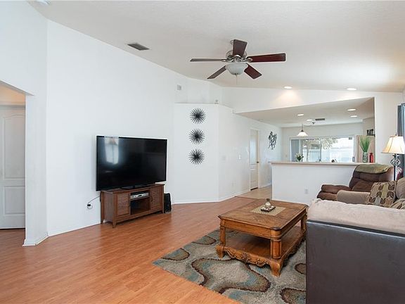4th image of 8541 Deer Chase Dr