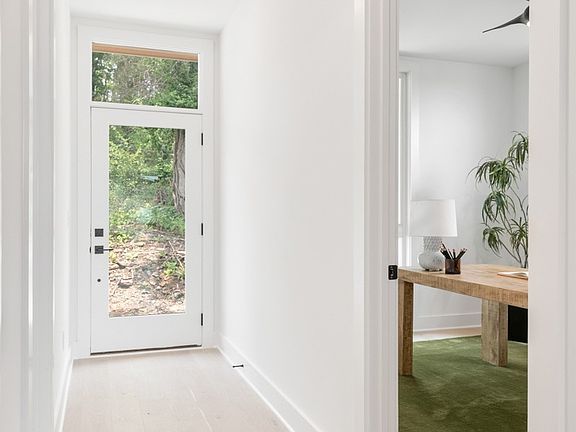 4th image of 3023 Edwin Cir
